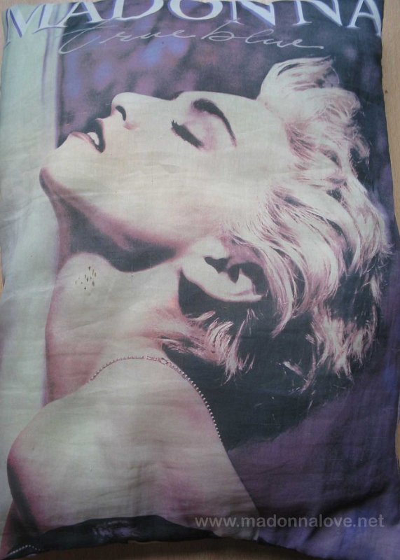 1986 - Official pillow (1)